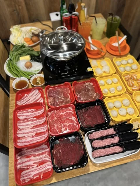 ชุดเนื้อสไลซ์ ผัก และหม้อชาบูจากเพจเหลาฮู่ชาบู สาขา KL Villa